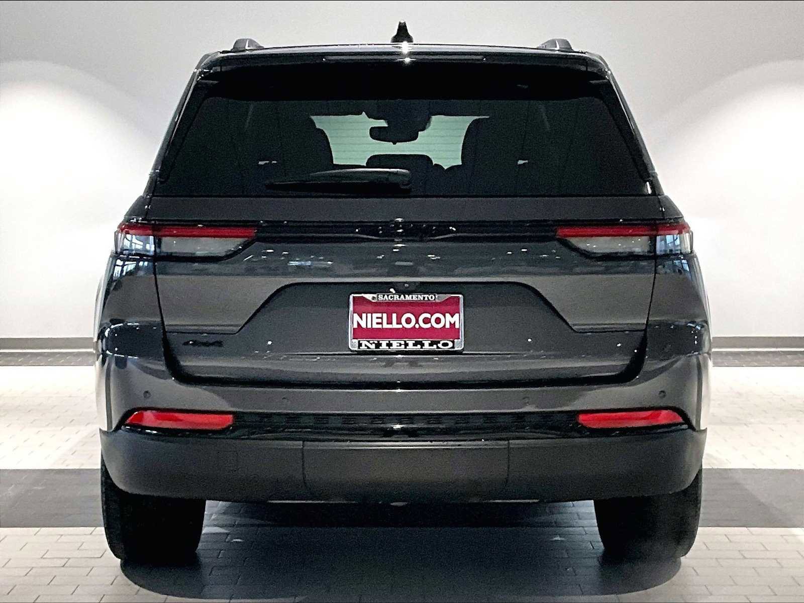 Used 2023 Jeep Grand Cherokee Altitude image 9