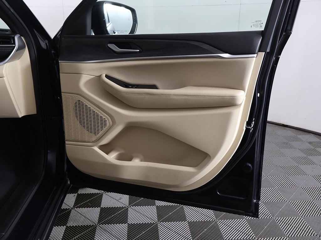 Used 2024 Jeep Grand Cherokee Limited image 24