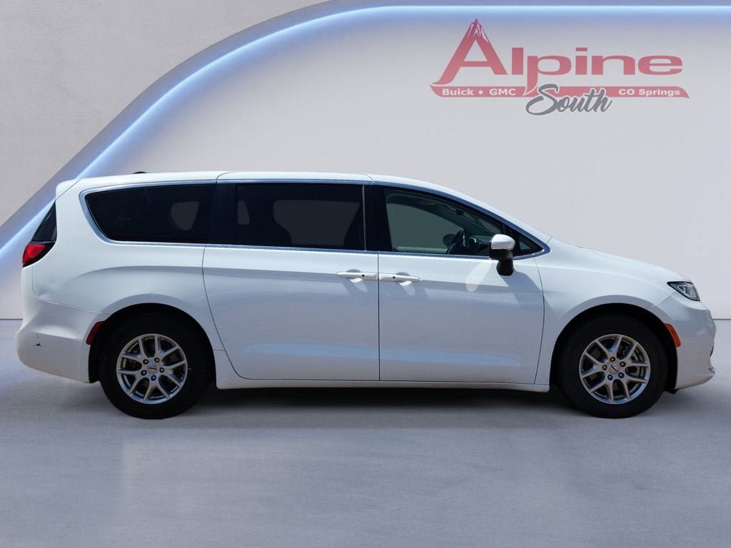 Used 2023 Chrysler Pacifica Touring-L FWD image 6