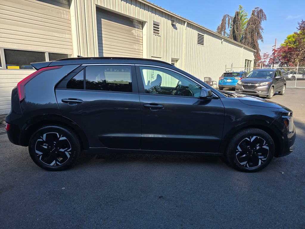 Certified 2025 Kia Niro Wind w/ Wind Preserve Package FWD image 3