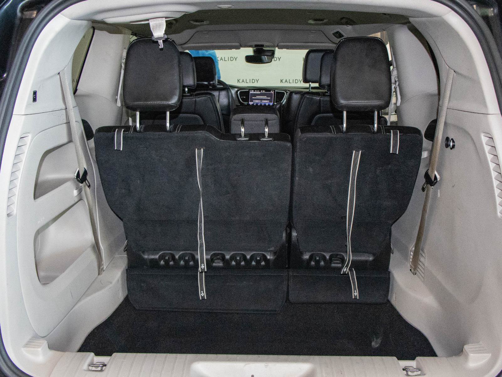 Used 2024 Chrysler Pacifica Touring-L FWD image 23