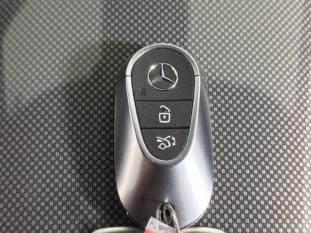 Used 2025 Mercedes-Benz GLC 300 4MATIC image 45