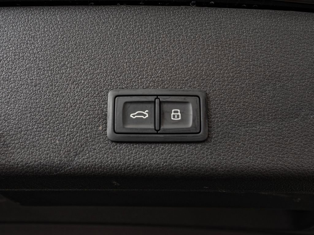 Used 2021 Audi e-tron Premium w/ Convenience Plus Package AWD/4WD image 37