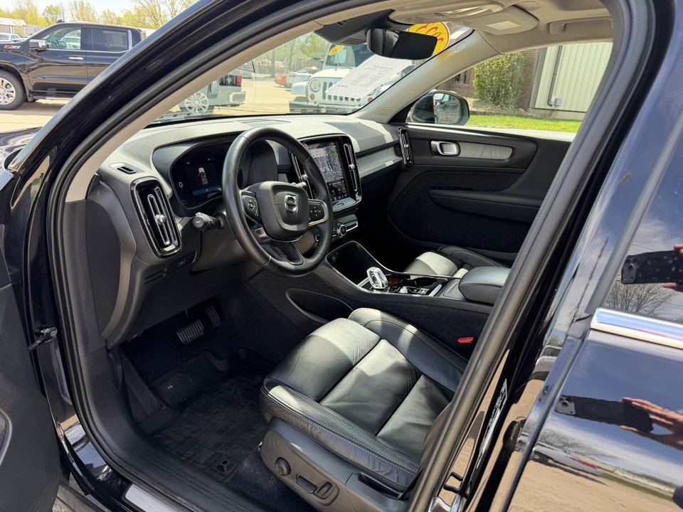 Used 2023 Volvo XC40 B5 Plus AWD/4WD image 12