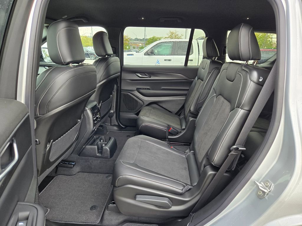 New 2025 Jeep Grand Cherokee L Laredo image 24