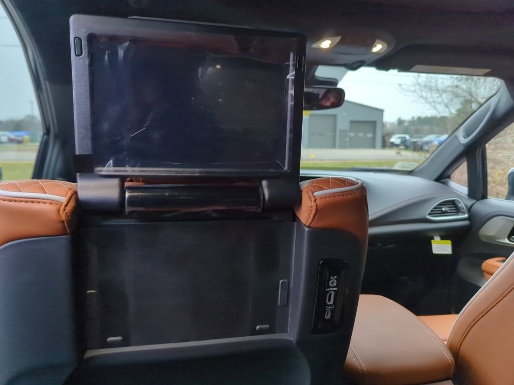 New 2026 Chrysler Pacifica Pinnacle w/ Trailer Tow Group image 39