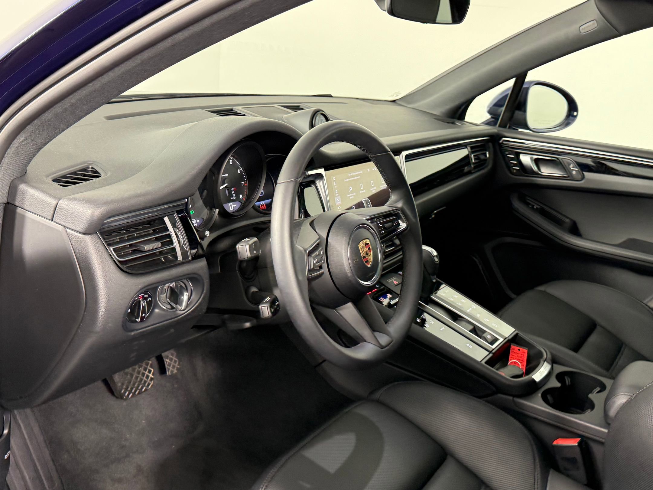 Certified 2025 Porsche Macan AWD/4WD image 4