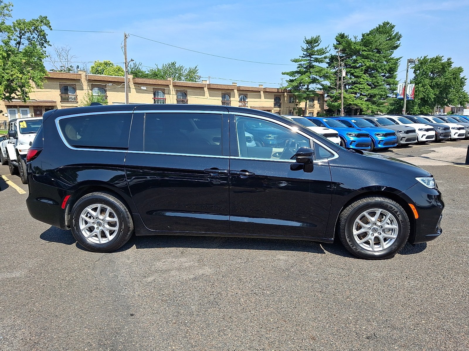Used 2024 Chrysler Pacifica Touring-L FWD image 4