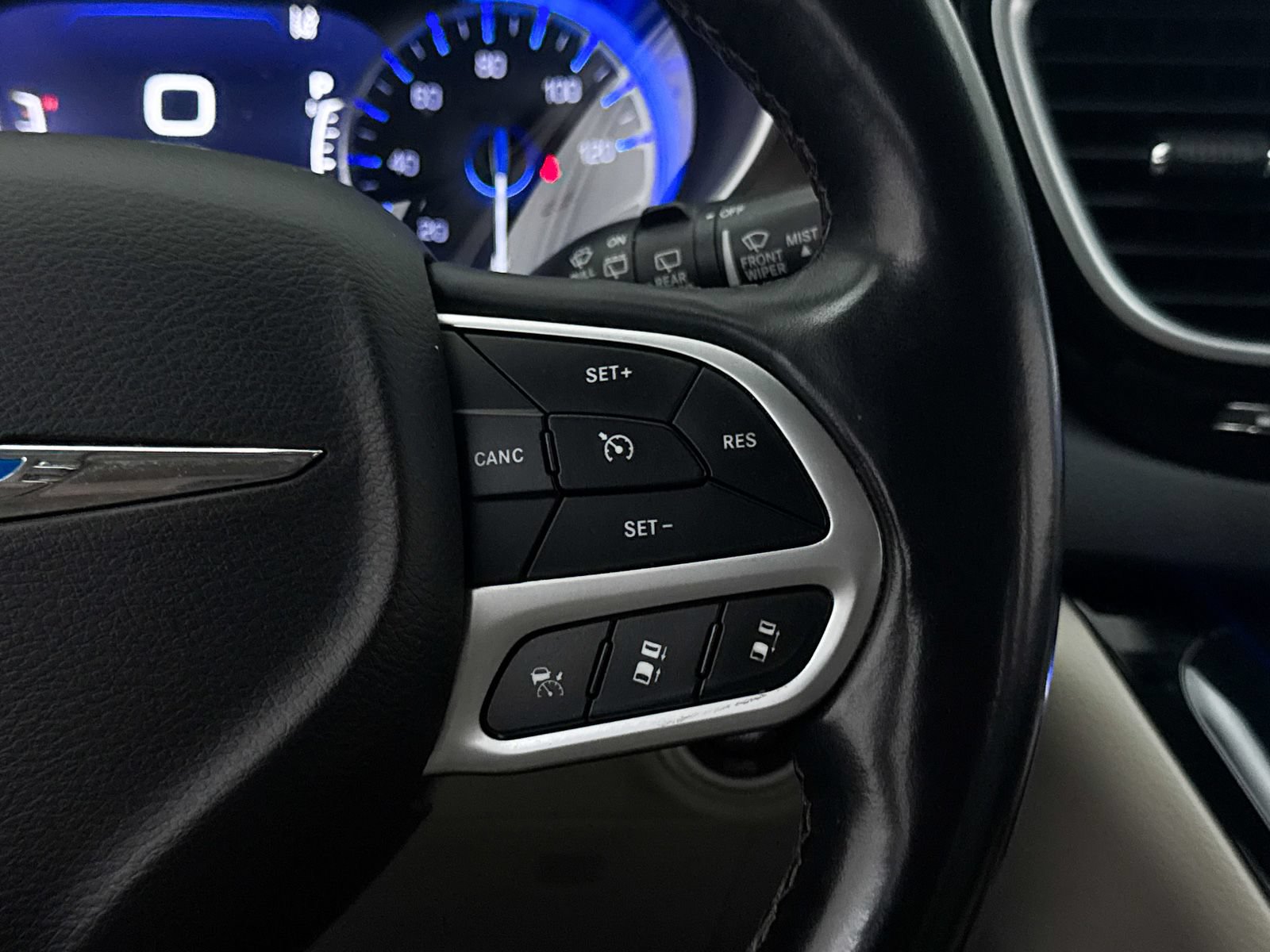 Used 2018 Chrysler Pacifica Touring-L Plus w/ Advanced Safetytec Group FWD image 35