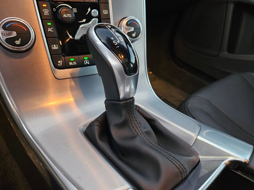 Used 2017 Volvo S60 T5 Inscription image 21