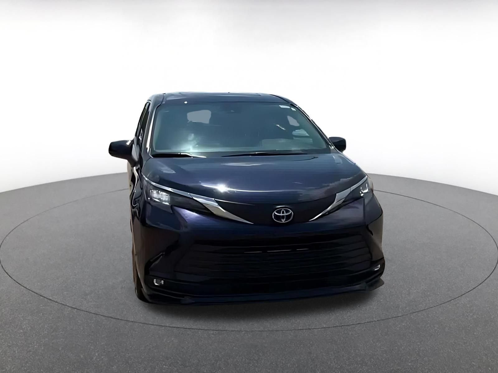 Used 2025 Toyota Sienna XLE FWD image 4