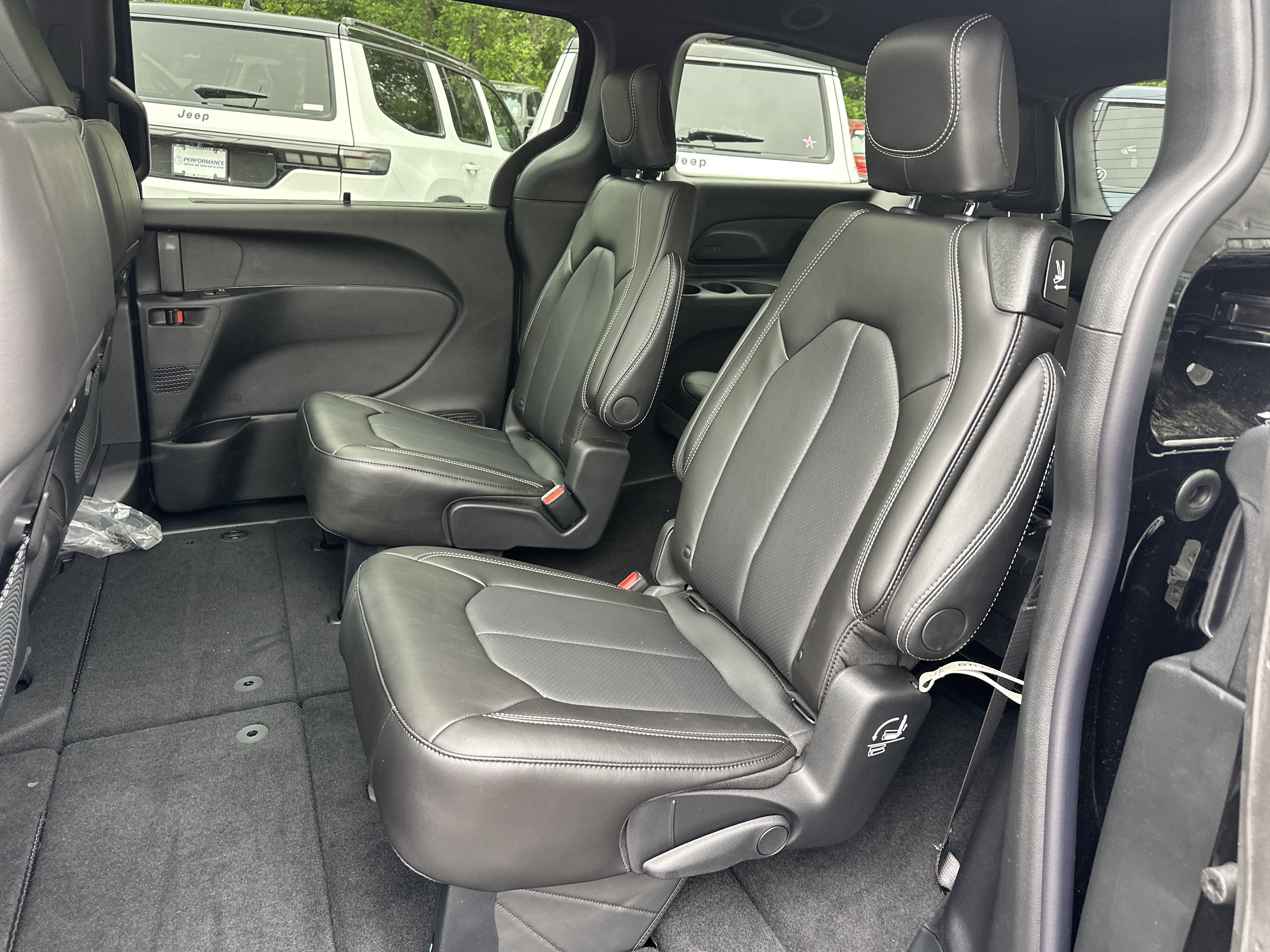 New 2027 Chrysler Pacifica Select w/ Family Tech Group FWD image 29
