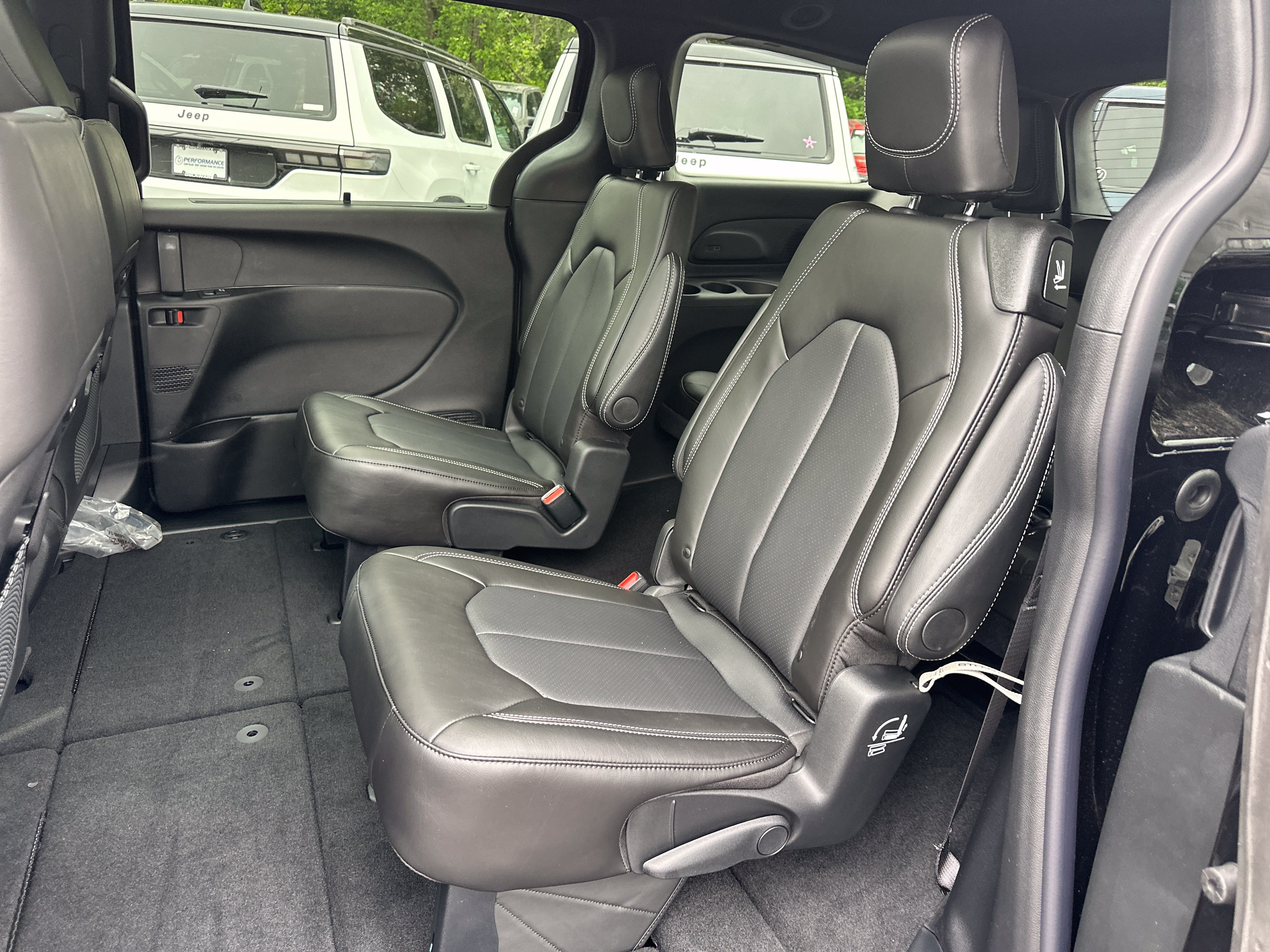 New 2027 Chrysler Pacifica Select FWD image 29