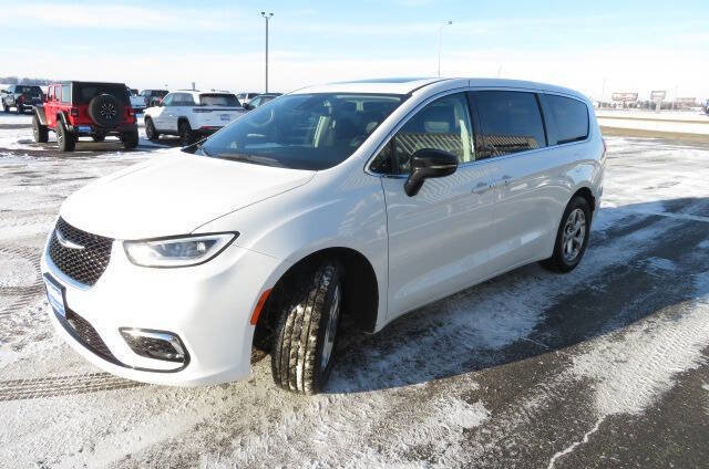 Used 2024 Chrysler Pacifica Limited w/ Trailer Tow Group image 6