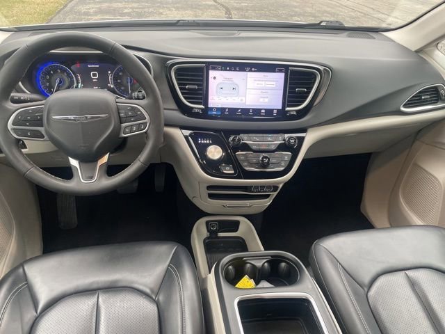 Used 2024 Chrysler Pacifica Touring-L image 3