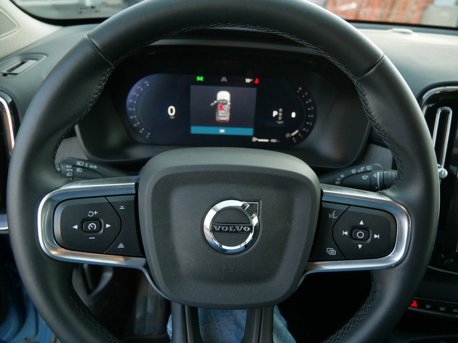 Used 2025 Volvo XC40 B5 Plus image 23