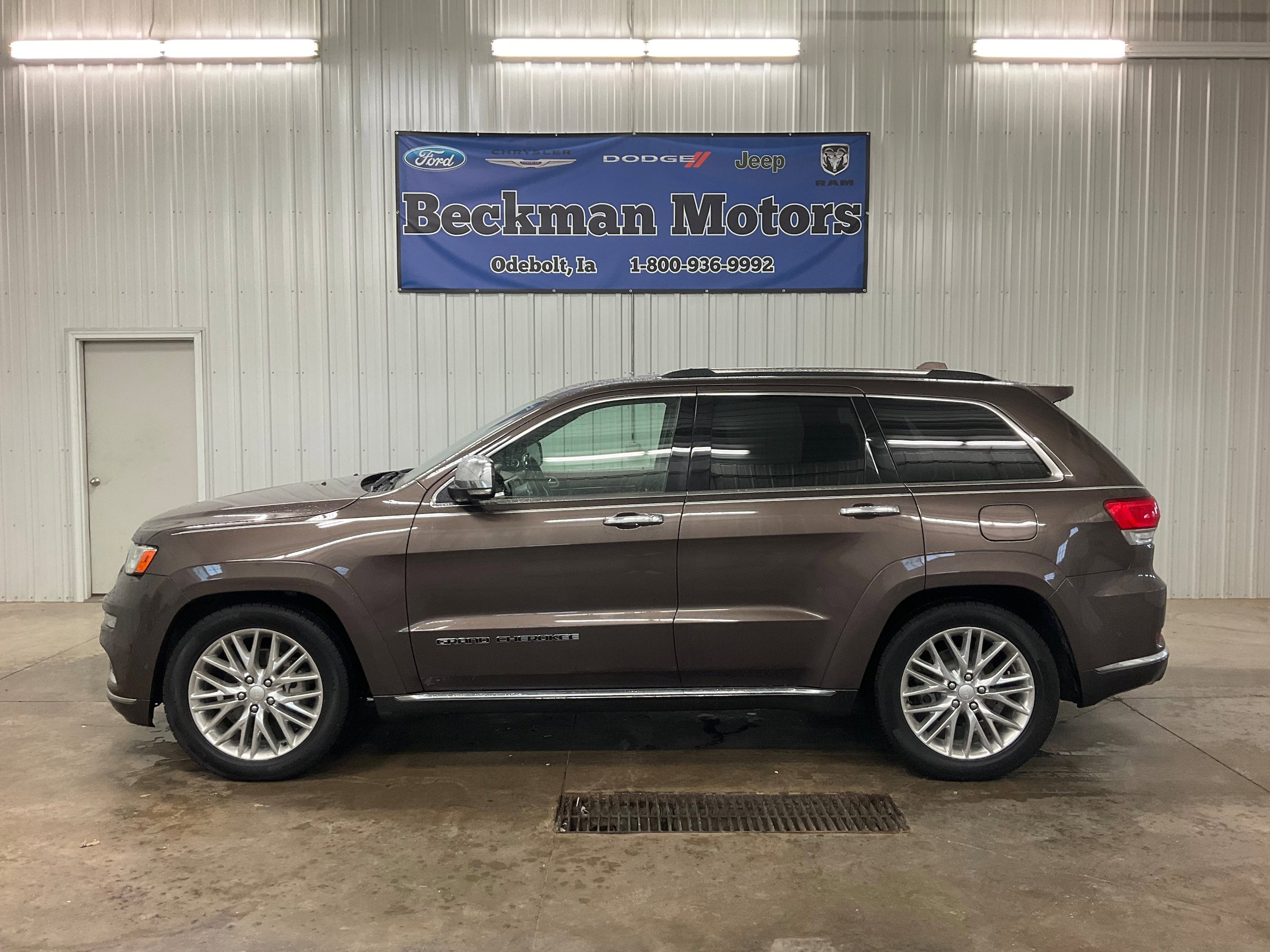 Used 2018 Jeep Grand Cherokee Summit AWD/4WD image 2