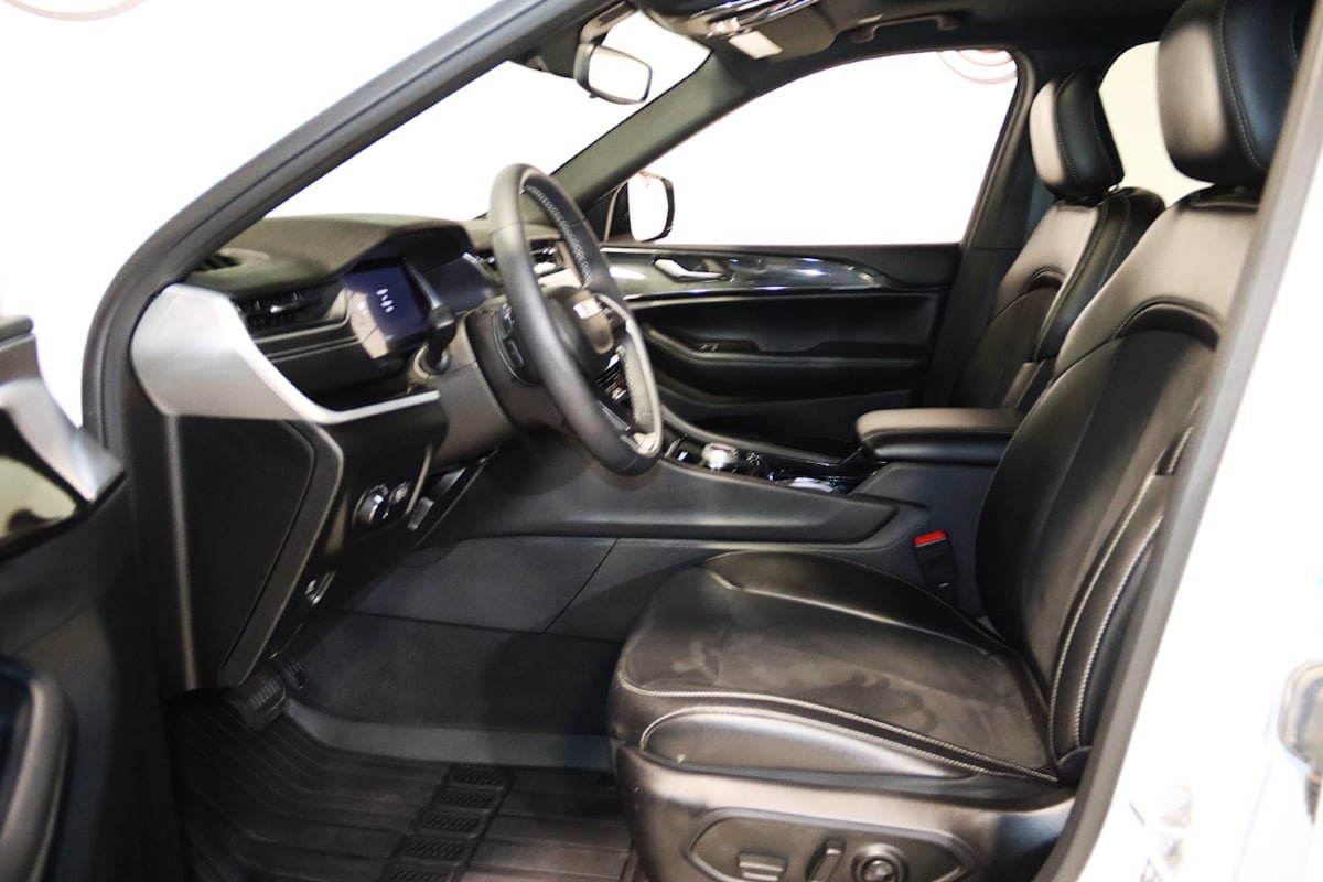 Used 2023 Jeep Grand Cherokee L Laredo AWD/4WD image 32