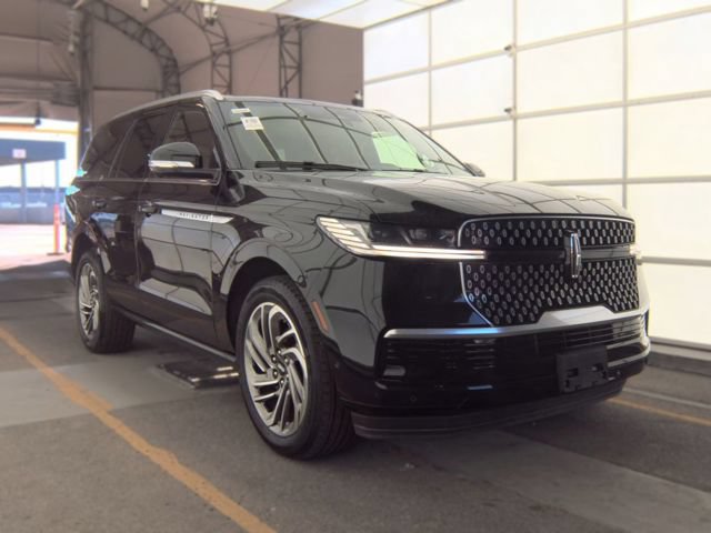 Used 2025 Lincoln Navigator Reserve AWD/4WD image 2
