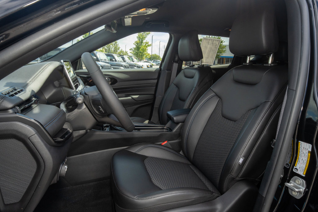 New 2026 Jeep Compass Latitude AWD/4WD image 15