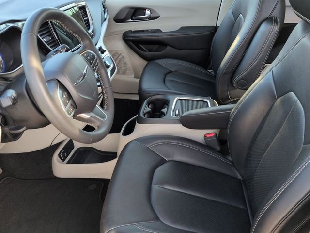 Used 2024 Chrysler Pacifica Touring-L image 12