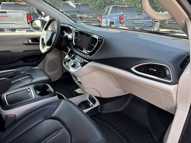 Used 2023 Chrysler Pacifica Touring-L FWD image 26