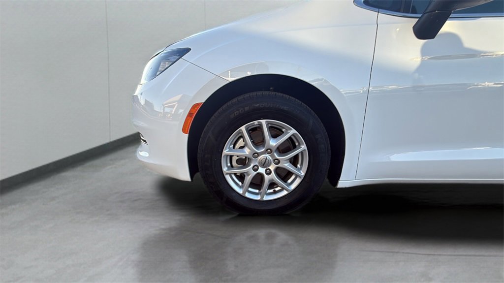 Used 2022 Chrysler Voyager LX image 59