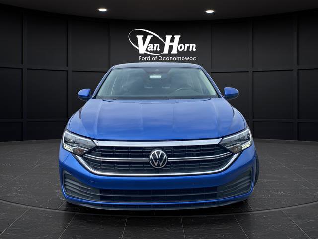 Used 2023 Volkswagen Jetta SE w/ Panoramic Sunroof Package FWD image 2