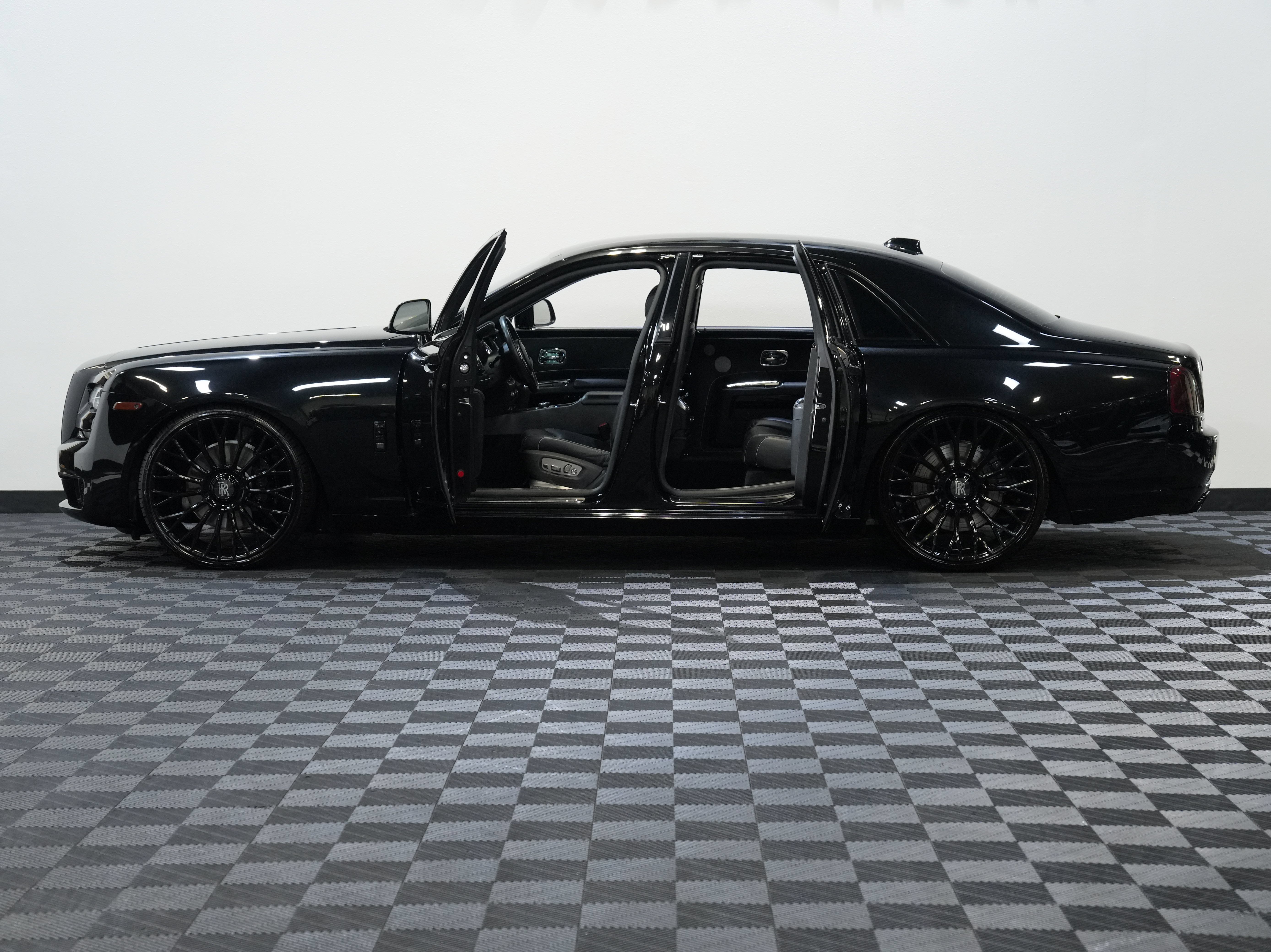 Used 2020 Rolls-Royce Ghost RWD image 33