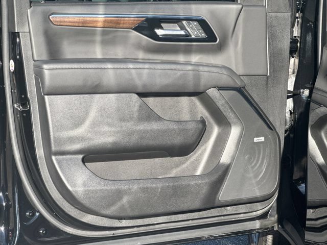Used 2025 Chevrolet Tahoe High Country AWD/4WD image 11