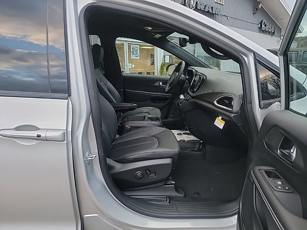 New 2026 Chrysler Pacifica Select image 9