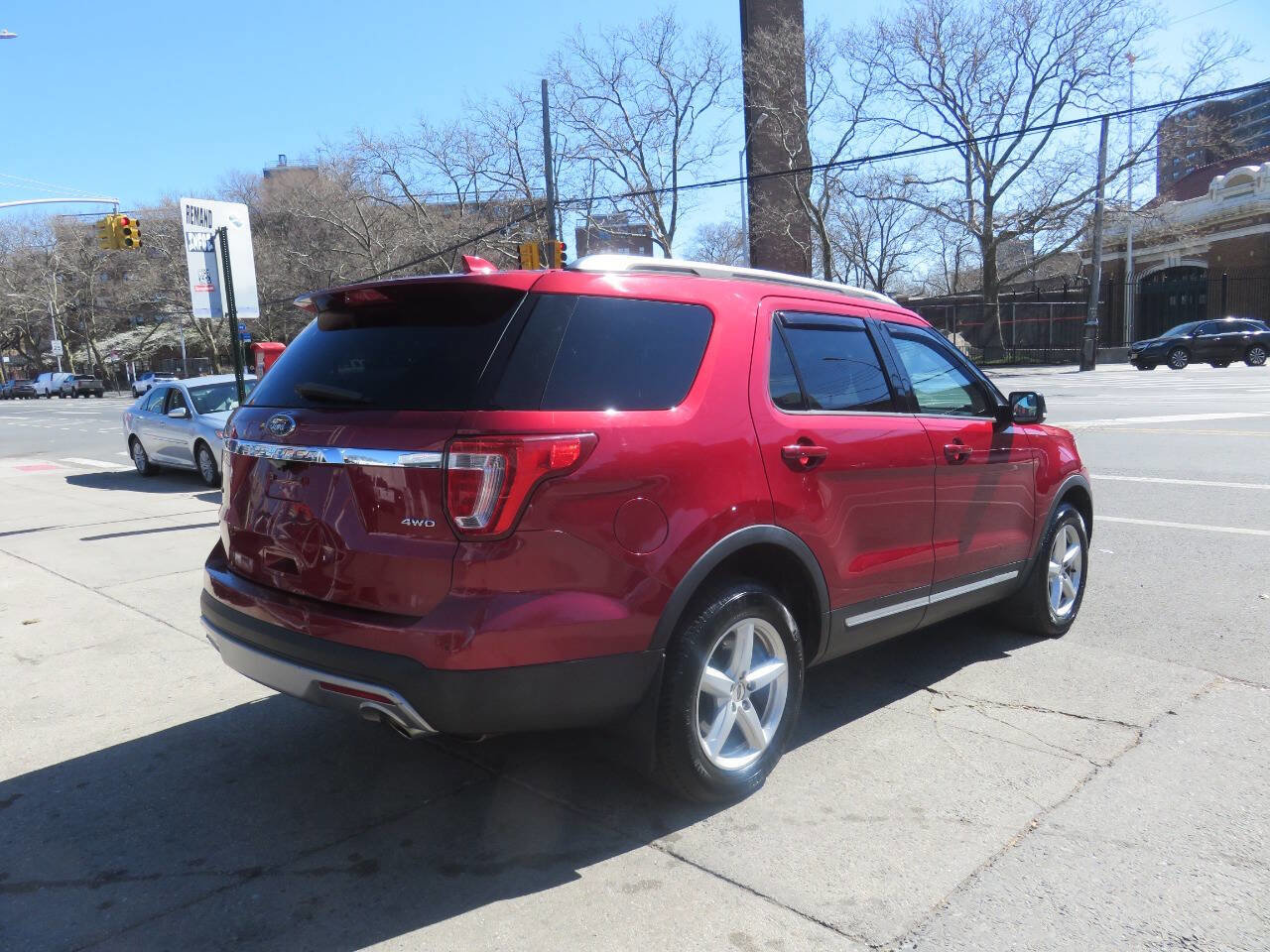 Used 2016 Ford Explorer XLT w/ Equipment Group 202A AWD/4WD image 4