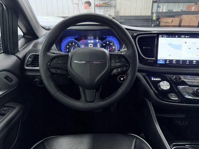 Used 2025 Chrysler Pacifica Limited FWD image 34