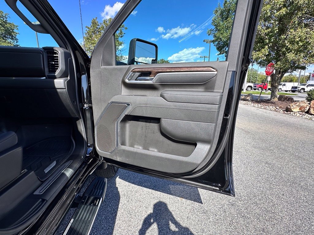 Certified 2026 GMC Sierra 3500 SLE w/ Preferred Package AWD/4WD image 14