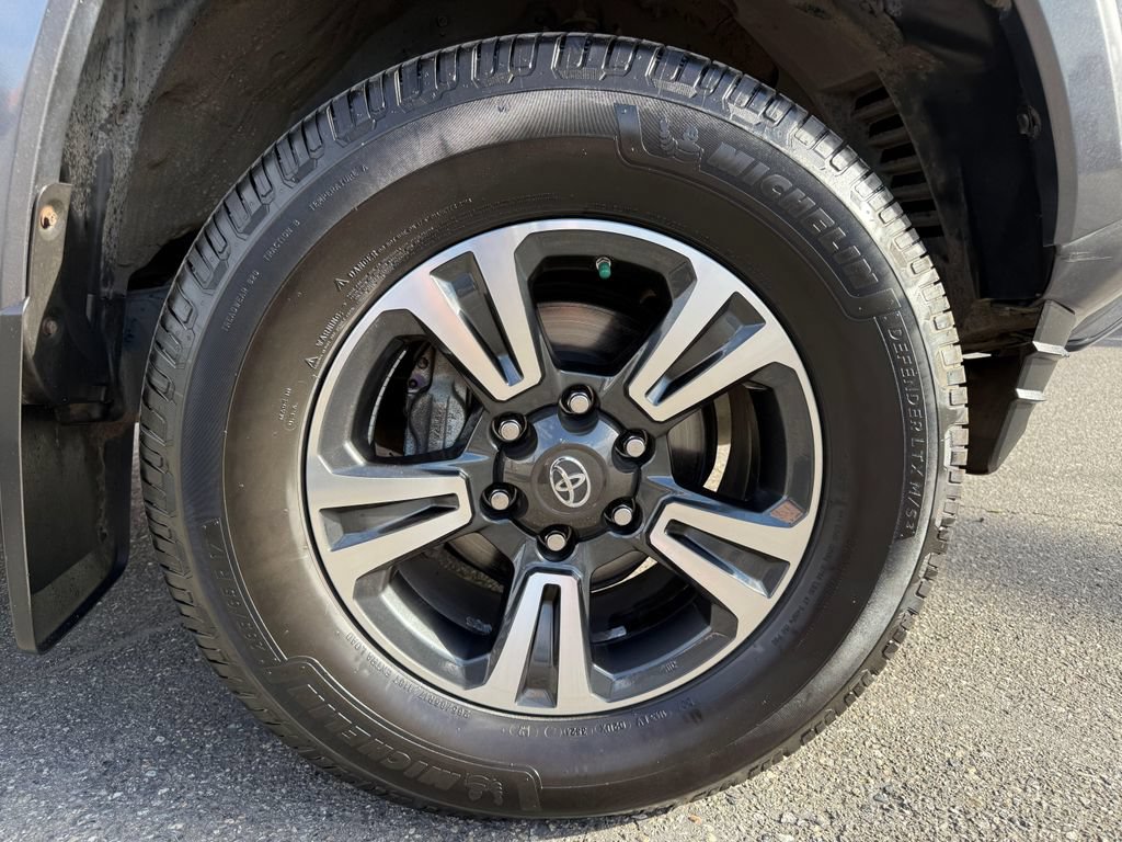 Used 2017 Toyota Tacoma TRD Sport w/ Tow Package AWD/4WD image 11
