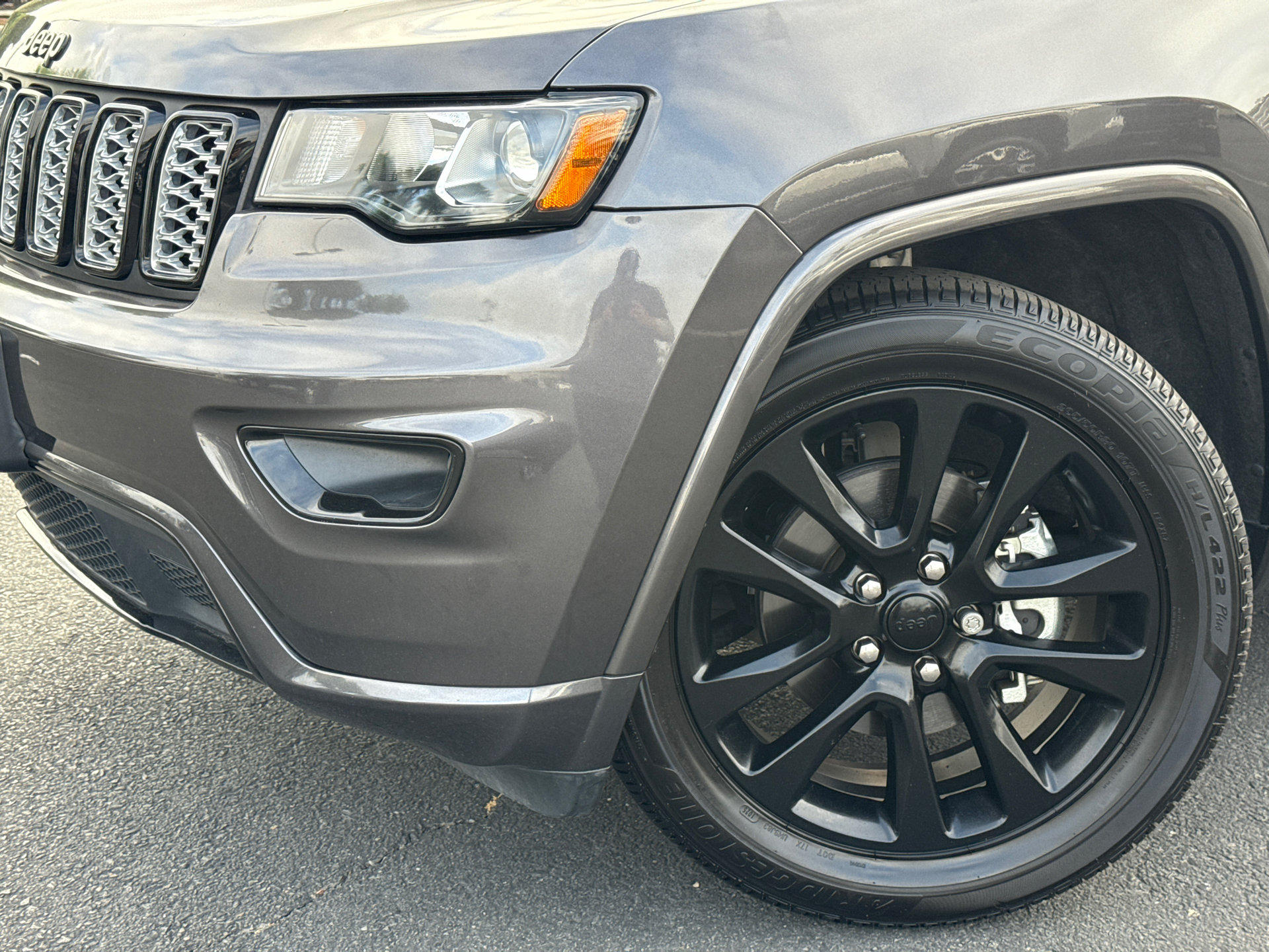 Used 2017 Jeep Grand Cherokee Altitude RWD image 3