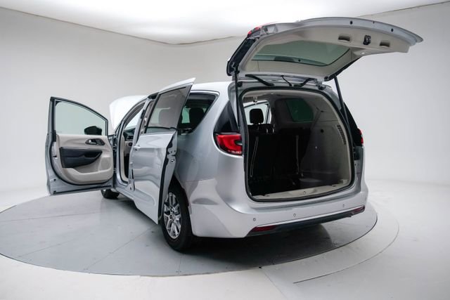 Used 2024 Chrysler Pacifica Touring-L image 19