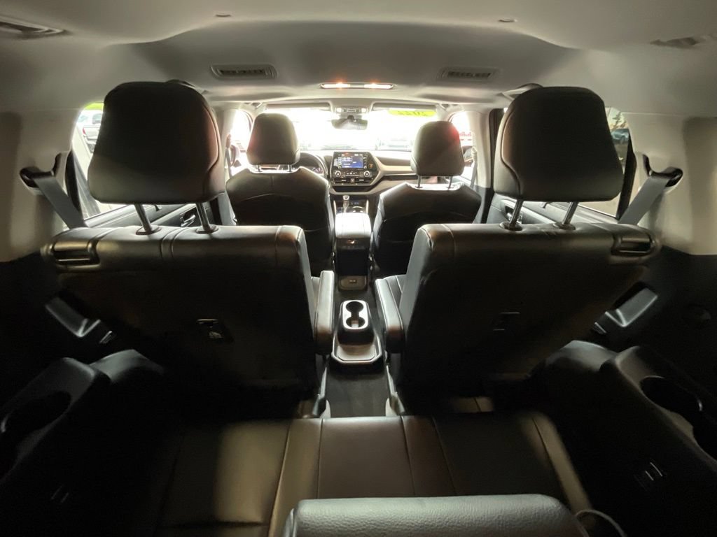 Used 2022 Toyota Highlander XLE AWD/4WD image 24