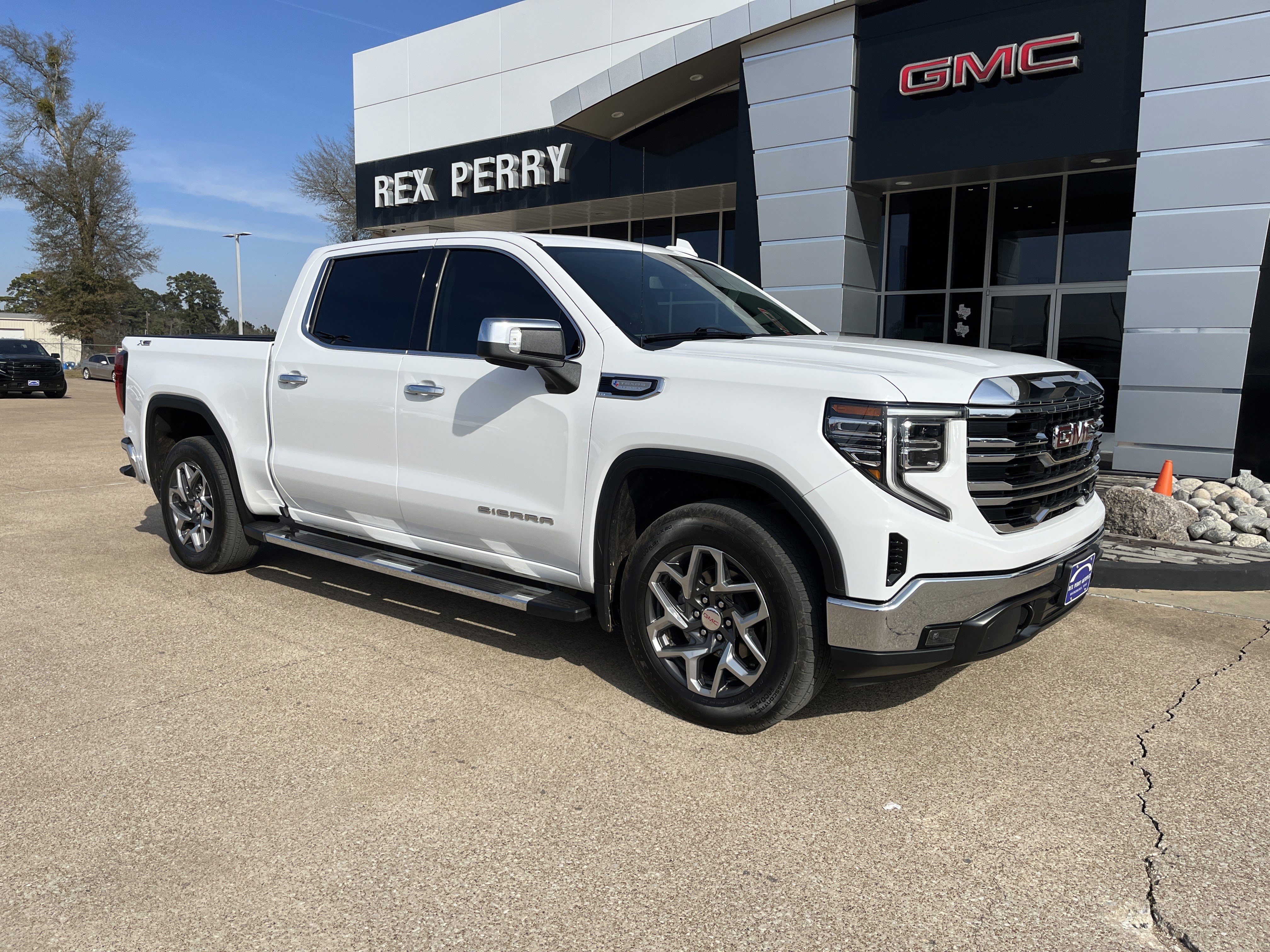 Used 2023 GMC Sierra 1500 SLT image 2