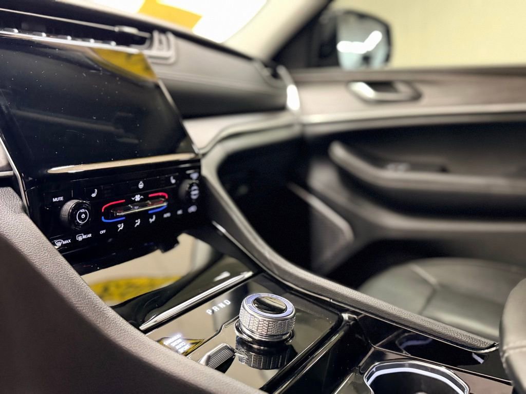 Used 2023 Jeep Grand Cherokee Limited w/ Black Appearance Package image 16