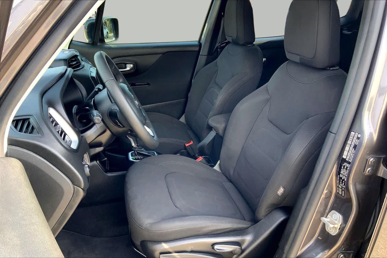 Used 2018 Jeep Renegade Latitude FWD image 8