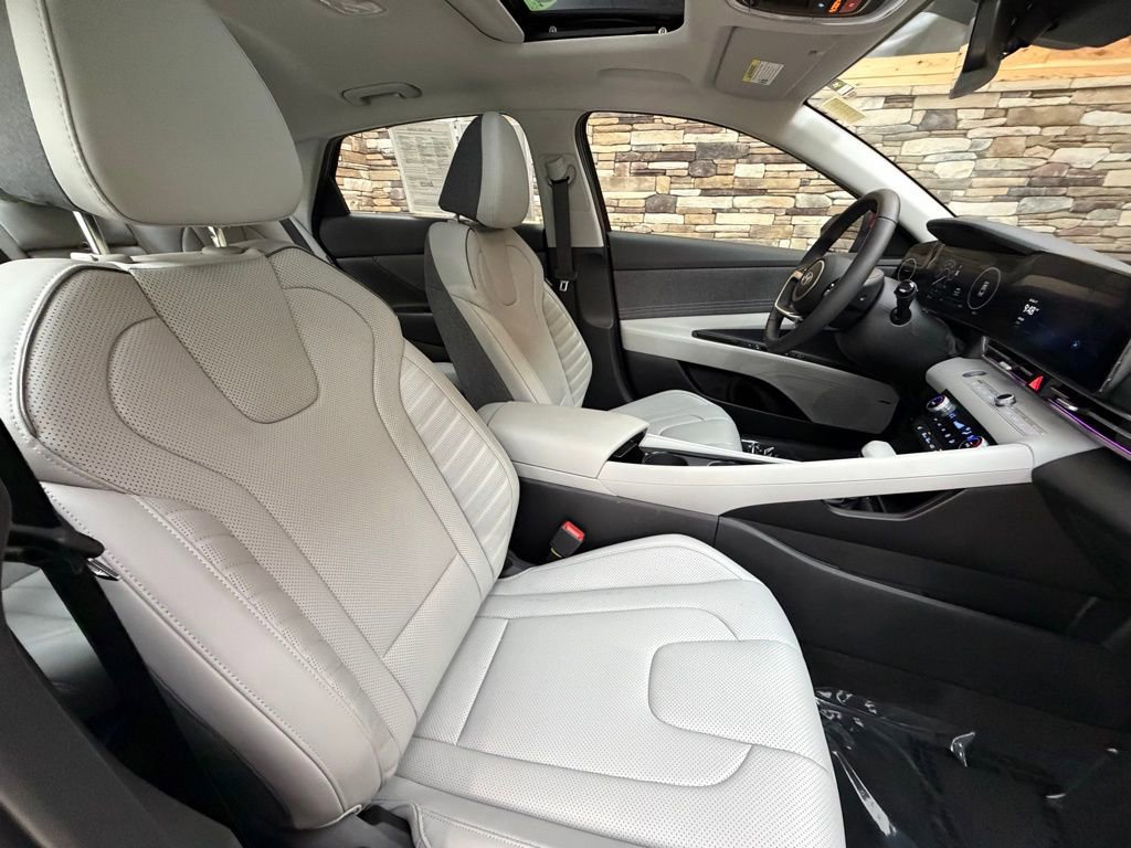 Certified 2025 Hyundai Elantra Limited w/ Cargo Package image 15