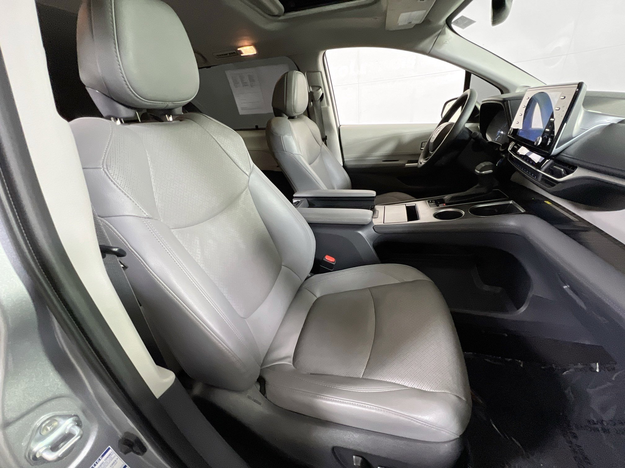 Used 2022 Toyota Sienna Limited AWD/4WD image 30