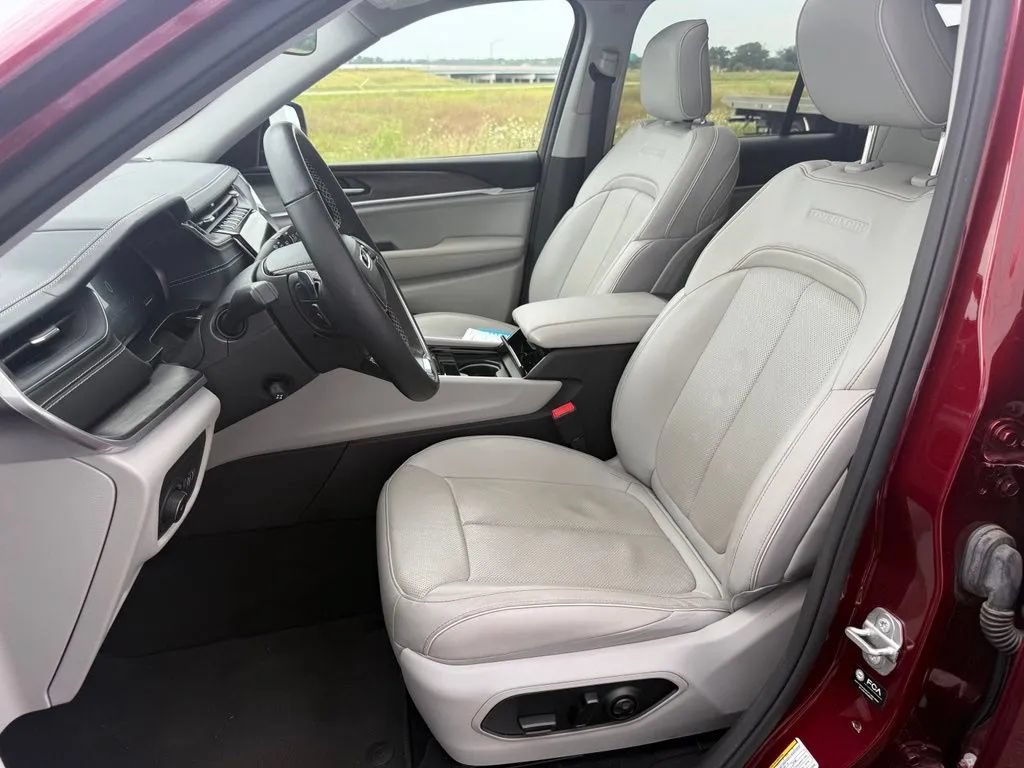 Used 2022 Jeep Grand Cherokee Overland AWD/4WD image 13