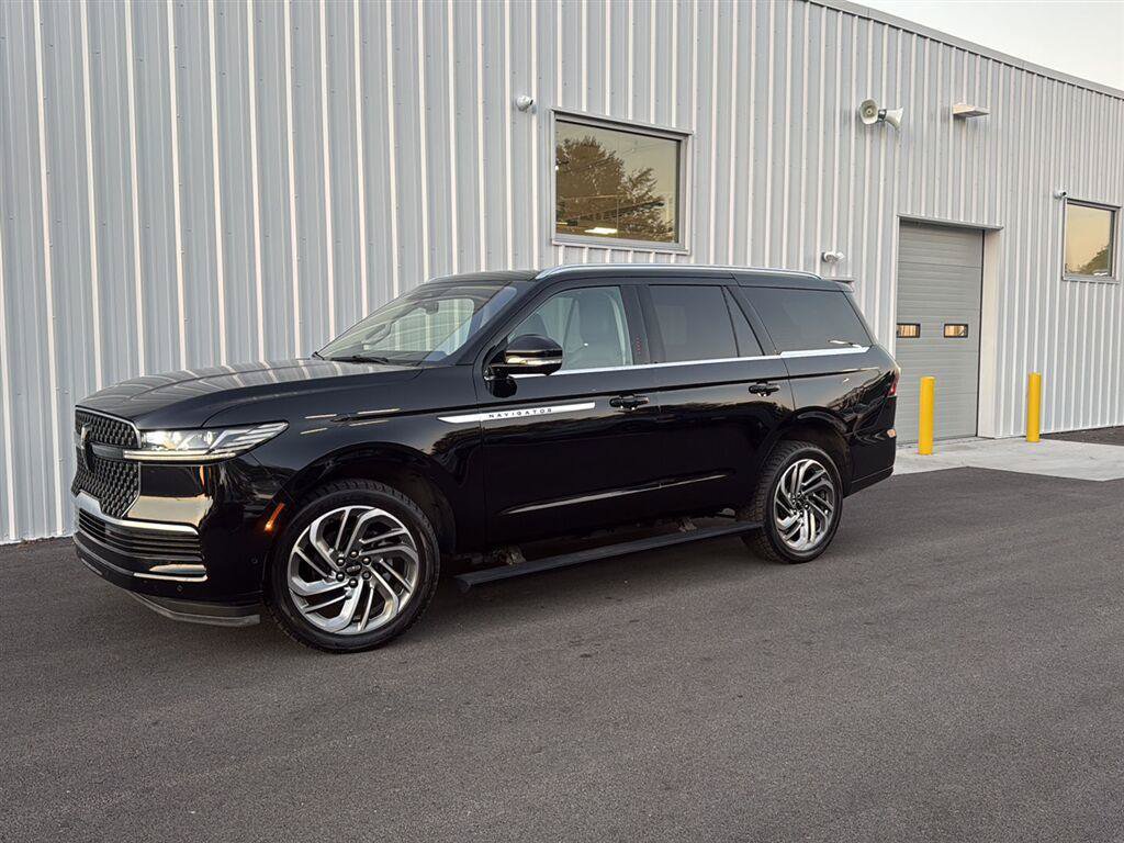 Used 2025 Lincoln Navigator Reserve AWD/4WD image 3