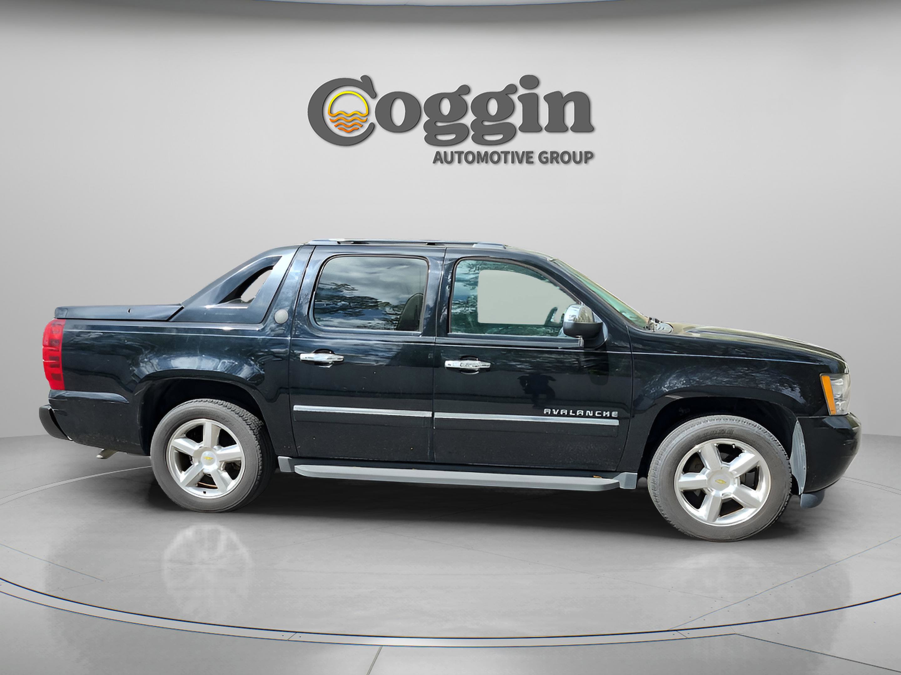 Used 2013 Chevrolet Avalanche LTZ image 6
