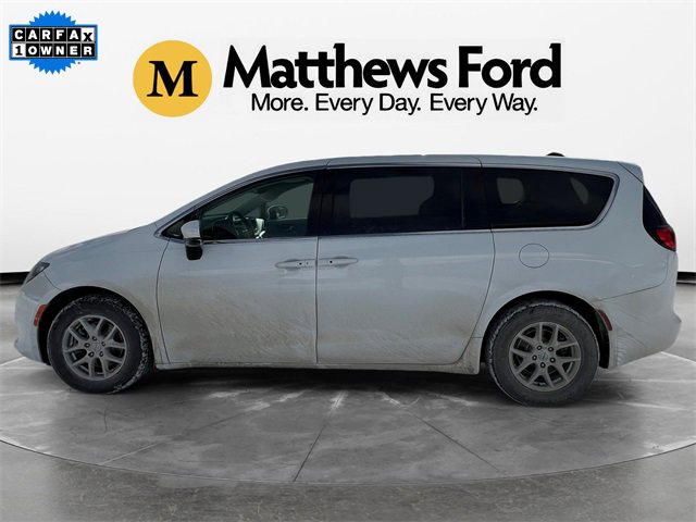 Used 2023 Chrysler Voyager LX image 2