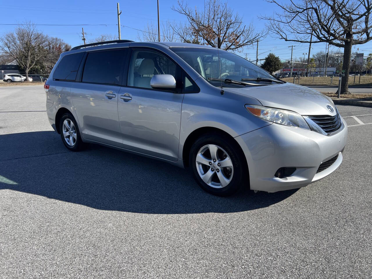 Used 2014 Toyota Sienna LE image 4