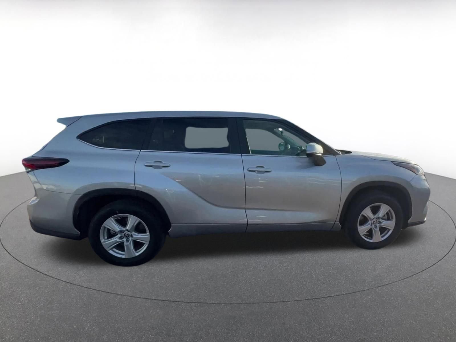 Used 2025 Toyota Highlander LE image 16