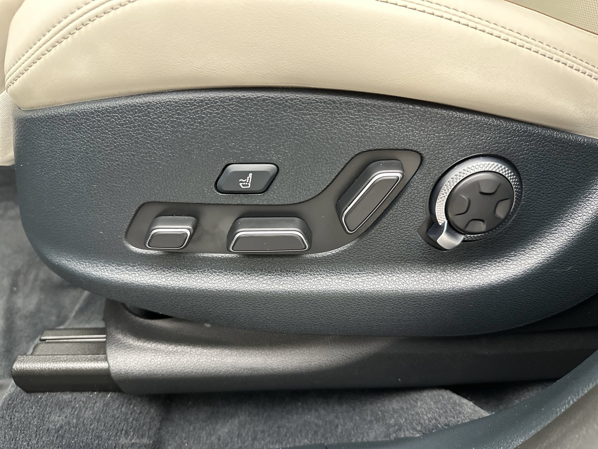 Certified 2025 Genesis Electrified GV70 w/ Prestige Package AWD/4WD image 12